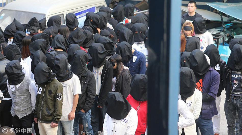 《裝腔啟示錄》：致敬“不能說(shuō)慘”的都市男女